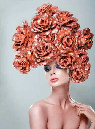 queence Acrylglasbild "Frau mit Blumenhut" Bilder von Frauen  Blumen  Fashion  Frau  Kunst Fine Art-Print in Galeriequalität