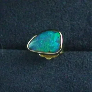 Herren Ohrring 18k 1,28 gr, Black Crystal Opal 0,47 ct