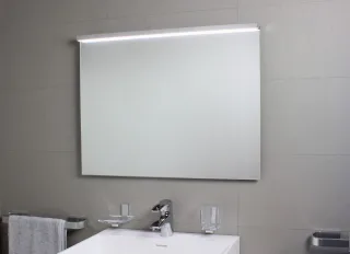 Koh-i-Noor SARTORIA Spiegelleuchte mit LED-Licht. Anbringung an der oberen Spiegelkante mit Klebeban 7919