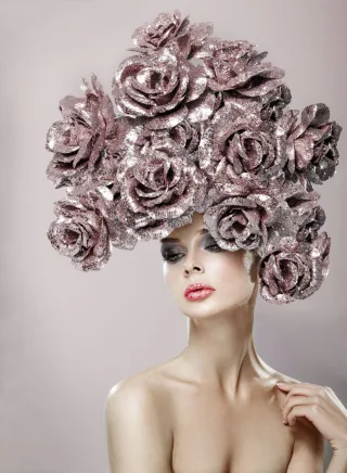 queence Acrylglasbild "Frau mit Blumenhut" Bilder von Frauen  Blumen  Fashion  Frau  Kunst Fine Art-Print in Galeriequalität