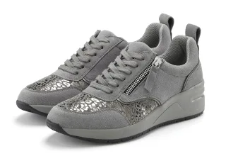 LASCANA Sneaker "Freizeitschuh, Halbschuh," aus Leder mit innenliegendem Keilabsatz und Leo-Druck
