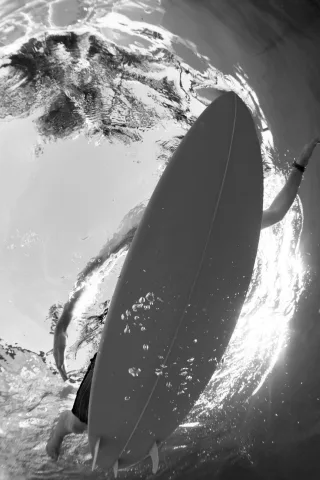 queence Acrylglasbild "Surfer im Meer" Kunst  Schwarz-Weiß  Sport  Unterwasserwelt Fine Art-Print in Galeriequalität