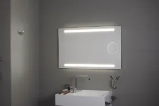 Koh-i-Noor Spiegel OKKIO mit Beleuchtung LED oben und unten und Vergrößerungsspiegel , H:2, L45942, L45942