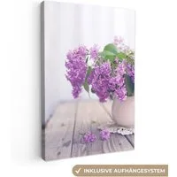 OneMillionCanvasses® Leinwandbild Vase mit einem lila Flieder auf dem Tisch, Fotodruck (1 St), Leinwand Canvas Wandbild, Wanddekoration 20x30 cm