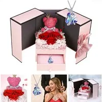MOPUEA Schmuckset Schmuckset Ewige Rose mit Moosbär & Herz-Halskette in Geschenkbox (Geschenkset konservierte Rosen und Moosbär, Herzförmiges Arrangement mit 3 Rosen und Schmuckbox), Ewige Rosen bis 3–5 Jahre, inkl Halskette, Geschenkbox