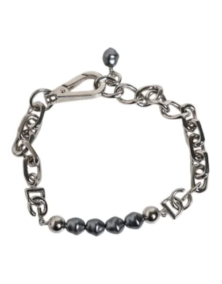 Armband mit grauen Perlen und Silberfarbener Kette mit Karabinerhaken-Logo