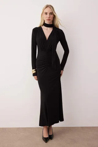 Elegantes, langes, figurbetontes Maxikleid für Damen – perfekt für den Abend.