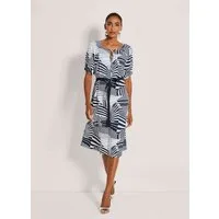 MADELEINE Maxikleid Druckkleid mit grafischem Muster Viskosekleid mit Rundhals, Bindeband, Kurzarm und Knielänge