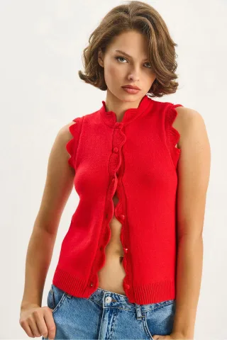 Rüschenshirt mit Rundhalsausschnitt und Strickweste