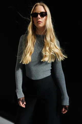 Slim-Fit Rippstrickpullover mit Rundhalsausschnitt