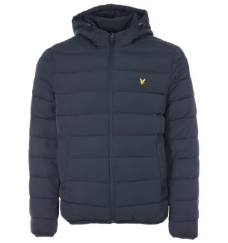 Lyle & Scott ist eine britische Marke mit Stil und Qualität, die über 100 Jahre technisches Know-how in ihre Produkte einfließen lässt. Traditionelle Kleidungsstücke wurden mit zeitgemäßer Ästhetik versehen, aber vergessen Sie nicht das ikonische Gol