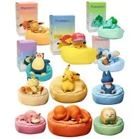 The Pokémon Company Sammelfigur schlafende Pokemon Figuren mit Kissen Sammlerstück Auswahl z.B Pikachu, Pikachu, Glumanda, Bisasam & co