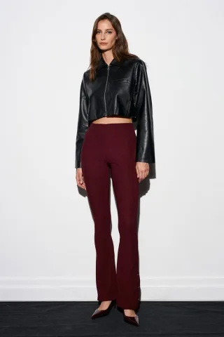 Hochtaillante Flared Leggings mit Knopfdetails