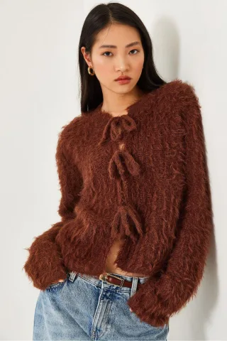 Rüschiger, kurz geschnittener, gerippter Strickcardigan mit Schleifenverschluss