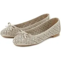 LASCANA Slip-On-Sneaker, Freizeitschuh, Slipper, Halbschuh, Ballerina mit kleinen Cut-Outs VEGAN