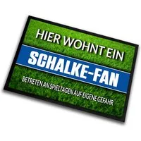 Herzbotschaft Fußmatte Hier wohnt ein Schalke Fan - Betreten an Spieltagen auf eigene Gefahr!, Rasenoptik Türmatte für Fußballfans, 60x40cm, für innen und außen