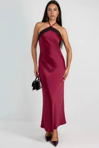 Maxikleid mit Halsband und Spitzenverzierung