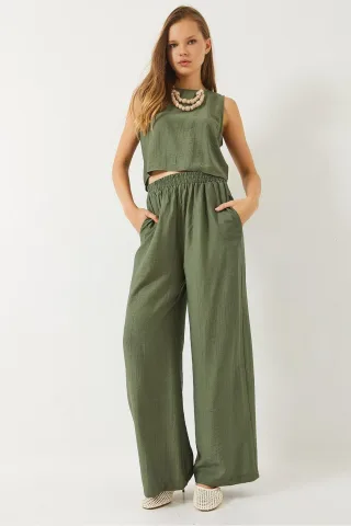 Hochgeschnittenes Crop-T-Shirt und weit geschnittene Hose Set