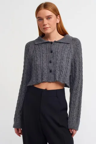 Kabelstrick-Button-Cardigan mit cropped Schnitt