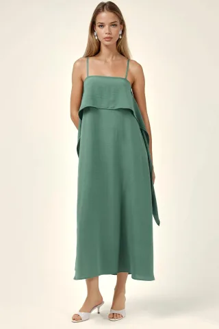 Maxikleid mit schmalen Trägern und quadratischem Ausschnitt in Schichten