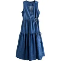 Next Jeanskleid Gestuftes Wickel-Maxikleid aus Denim, Kurzgröße (1-tlg)