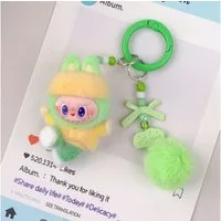 suebidou Schlüsselanhänger Niedlicher Labubu inspirierter Schlüsselanhänger 'Dance' Pompon (ein Schlüsselanhänger ca. 10 cm), nachhaltig, kreativ