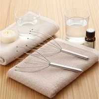 Casativo Massagebürste Kopfmassage Spinne mit 12 Wohlfühl-Noppen & glattem Griff Entspannung, 2-tlg., 1er-Set & 2er-Set & 4er-Set, 12 flexible Massage-Fühler mit sanften Wohlfühl-Noppen/belebt Körper