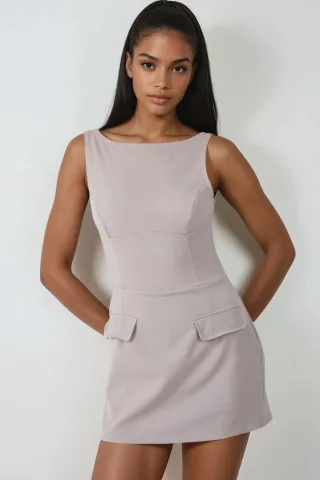 Tailliertes Mini-Kleid mit Shorts
