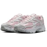 Nike Sportswear Initiator Sneaker inspiriert vom Design des Nike P-6000