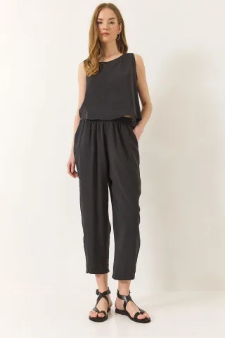 Ärmelloses Rundhals-Blusenset und Karottenfitter-Hosen مجموعه