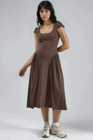 Eingearbeitetes Strick-Midi-Kleid