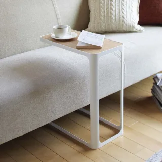 Yamazaki Beistelltisch Couch platzsparendes Design Frame – Metall weiß. Der helle Akzent für Ihr Wohnzimmer schafft Ordnung direkt an Ihrem Sofa.
