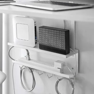 Yamazaki Kabelorganizer zum Anklemmen 40x43x11cm Metall weiß. Schaffen Sie eine aufgeräumte Arbeitsumgebung für Router und Kabel im modernen Büro.