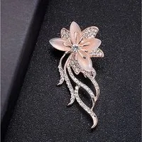 MOPUEA Brosche Strass Brosche in Form einer Blütenförmige Metallbrosche elegant (Kristall Blumenmotiv, Hochzeits- und Festtagsbrosche, 1-tlg), Blüte zarte Blumenstrauß Schmuck, Kostüm Schmuck Geschenk für Damen