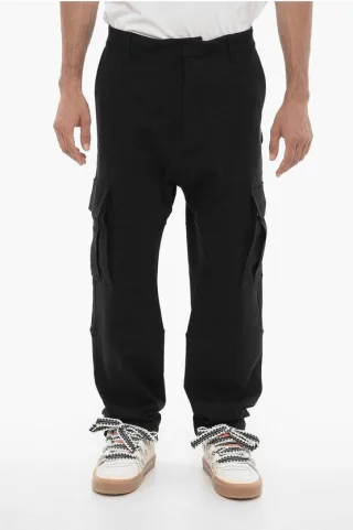 Einfarbige Cargo-Jogginghose mit kontrastierender Stickerei in Schwarz