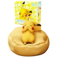 The Pokémon Company Sammelfigur schlafende Pokemon Figuren mit Kissen Sammlerstück Auswahl z.B Pikachu, Pikachu, Glumanda, Bisasam & co