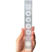 Steinfixx® Amulett Set Selenit Lineal aus Naturstein mit symbolischer Gravur (AAA-Qualität, 1-tlg., große 20 cm lang - in weiß oder bunt), inclusive Acrylständer und Edelsteinkarte