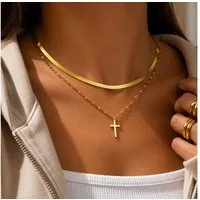 XCOAST Kreuzkette Kreuzkette Damen Double Layer Gold – 2-lagige Halskette mit Kreuz (feminin & modern im Etui, 1-tlg., Kreuz Symbolik), perfektes Geschenk, trendiges Layering