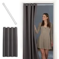 tinycurtains Türvorhang mit Stange weiß 55-90 cm ohne Bohren, Thermo Vorhang Tür, Ösen, abdunkelnd, Polyester, grau Nebula, Türgardine mit Klemmstange Raumtrenner verdunkelnd