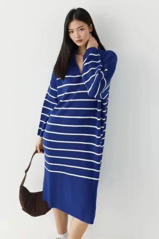 Gestreiftes V-Ausschnitt Midi-Strickkleid mit Schlitz in lockerer Passform