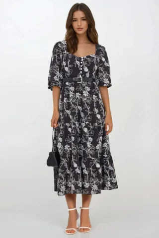 Besticktes Sweetheart-Ausschnitt Tiered-Maxikleid mit Puffärmeln