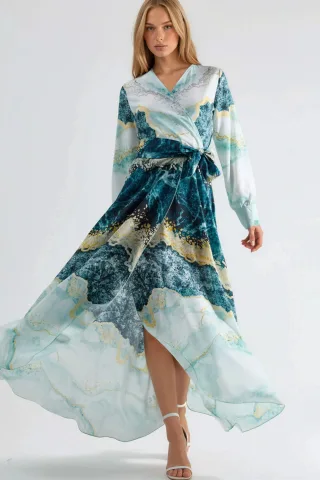 Maxikleid mit abstraktem Druck und langen Ärmeln sowie Bindegürtel