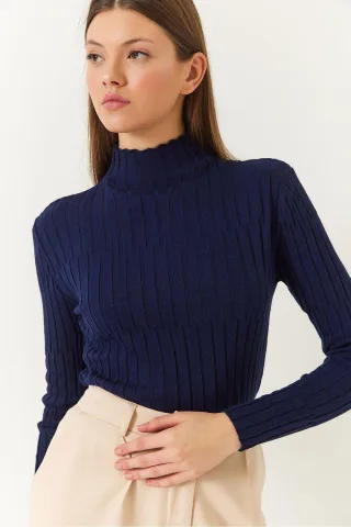 Taillierter gerippter Rollkragenpullover