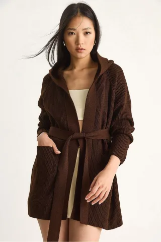 Kapuzenstrickjacke mit Bindebandverschluss