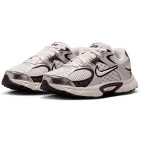 Nike Sportswear V5 RNR (GS) Sneaker inspiriert vom Design des Y2K Nike Vomero 5 für Jugendliche