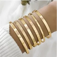MOPUEA Armband 6-teiliges Gold-Armband-Set, Punk Armband Set, Glänzendes Armband (Set, 6-tlg., Flexibles Design, bequem an- und ablegbar im Alltag), Sechs goldene Armreifen, einzeln oder gestapelt tragbar.