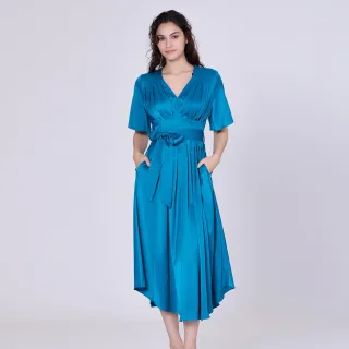 Kleid aus Satin mit mehreren Falten
