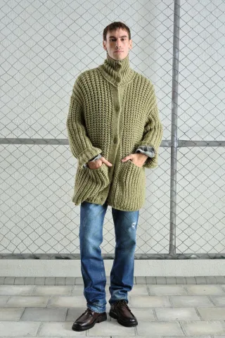 Übergroßer gerippter Strickcardigan mit halbem Rollkragen