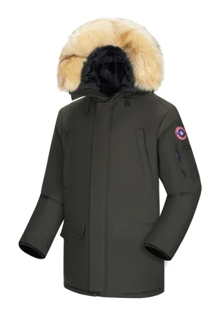 Subprime-Parka für Männer. Der Parka besteht aus hochwertigem Polyester und hat ein warmes Innenfutter. Er ist ideal für die kalten Wintermonate. Der Pelzkragen besteht aus Kunstpelz und ist abnehmbar.
