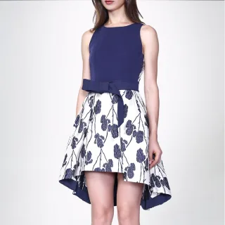 Skaterkleid aus Blumenjacquard mit zusätzlichem Gürtel